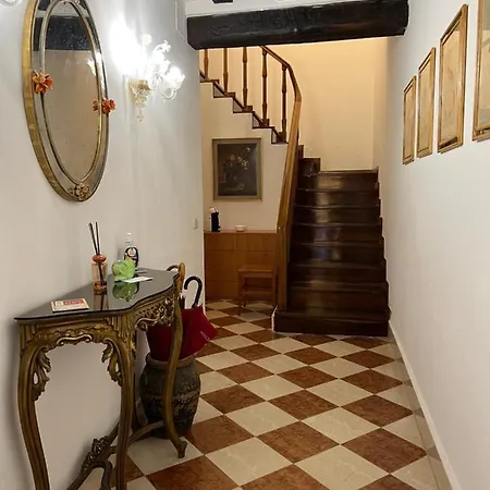 The House On The Canal * Veneza